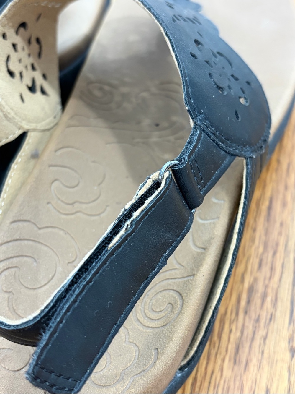 Rockport Black Cutout Velcro Slingback Thong Sandals (9.5) - Picture 10 of 11